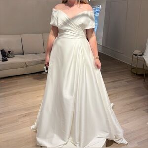 Elegant Off-Shoulder Ivory Justin Alexander Wedding Gown